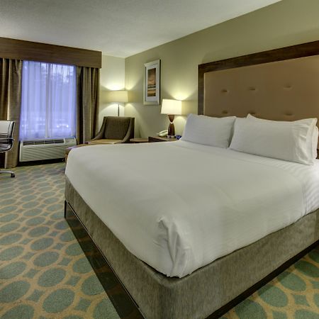 Holiday Inn Express Hotel & Suites Emporia By Ihg Exterior foto