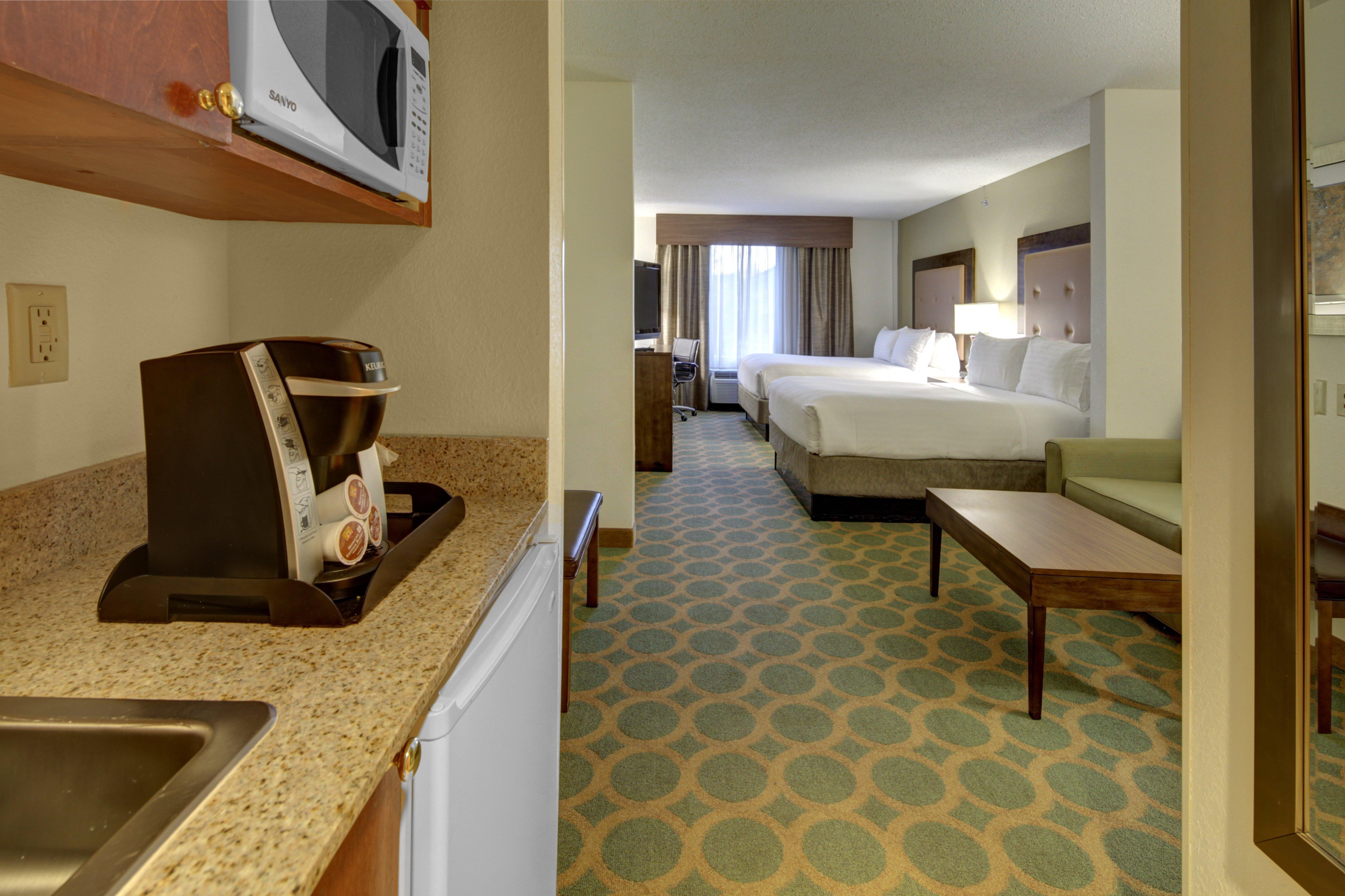 Holiday Inn Express Hotel & Suites Emporia By Ihg Exterior foto