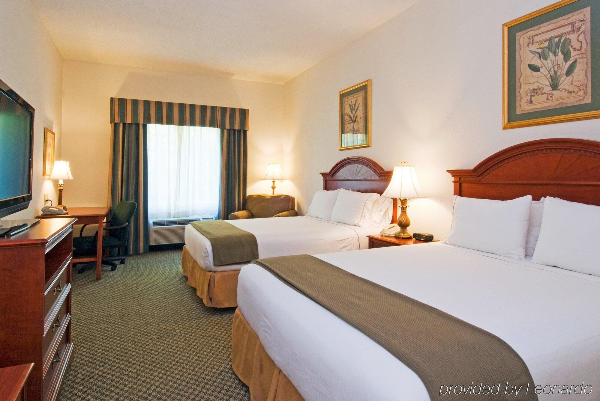 Holiday Inn Express Hotel & Suites Emporia By Ihg Habitación foto