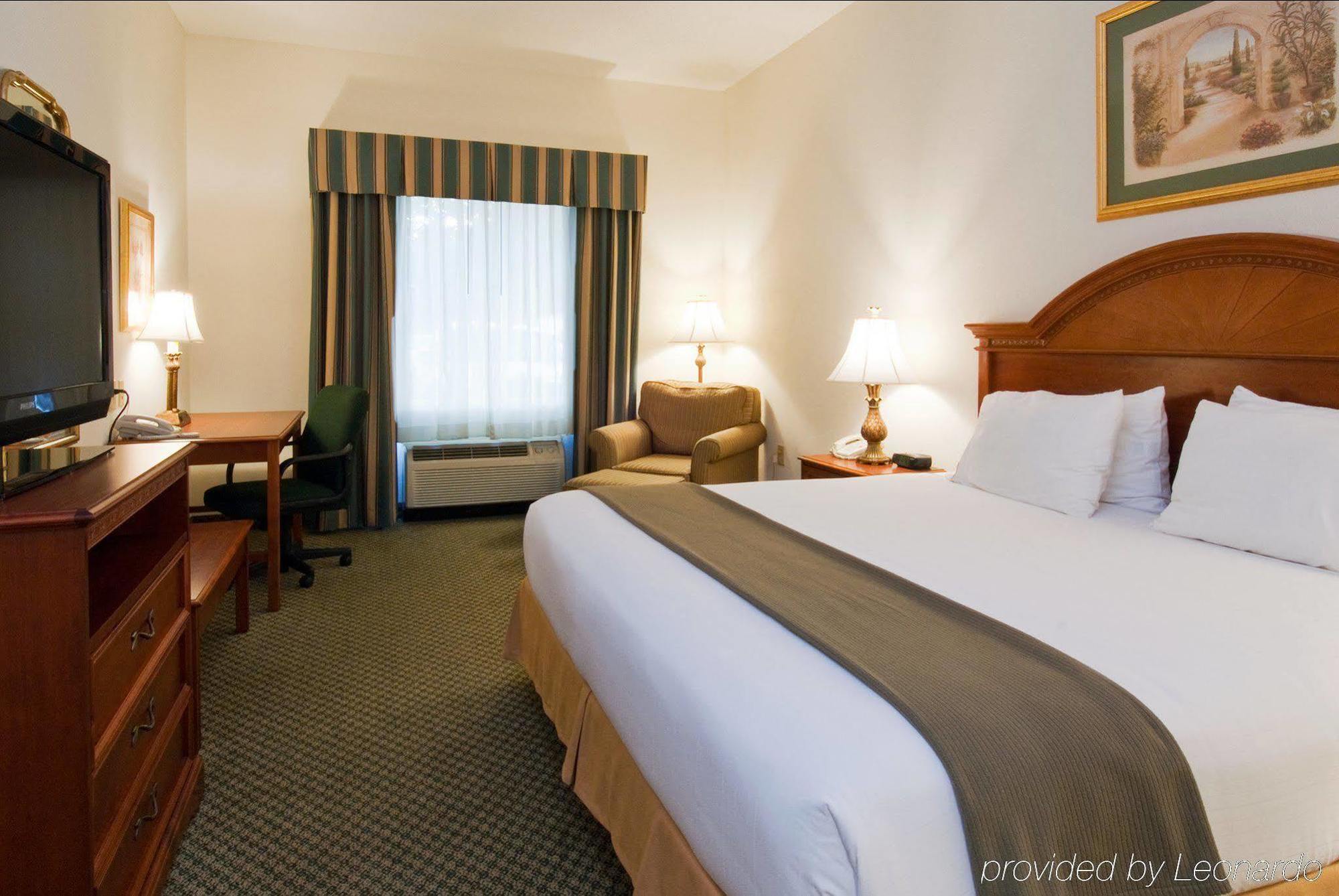 Holiday Inn Express Hotel & Suites Emporia By Ihg Habitación foto